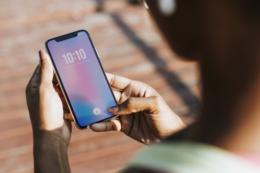 Apple показала на видео, как испытывает iPhone на прочность