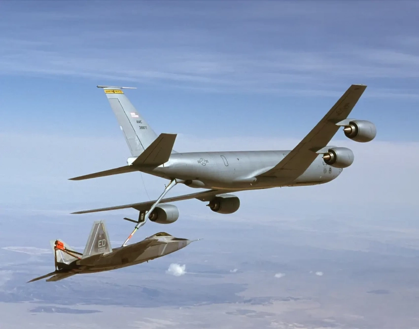 ВВС США хотят оснастить заправщики KC-135 беспилотниками