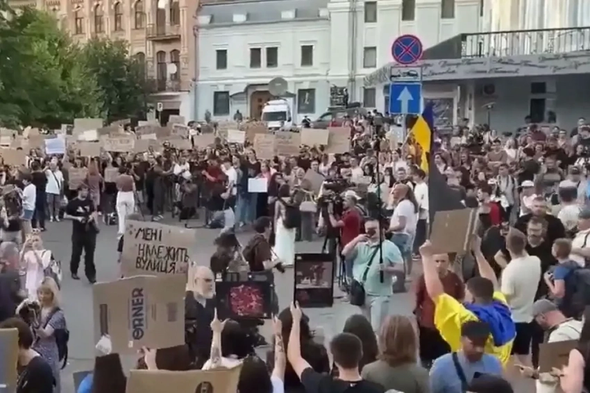 На Майдане протестуют против ужесточения наказания за невыполнение приказов