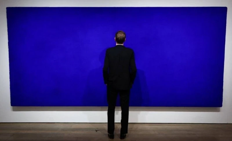 В Париже однотонную синюю картину продали за почти 18,4 млн евро