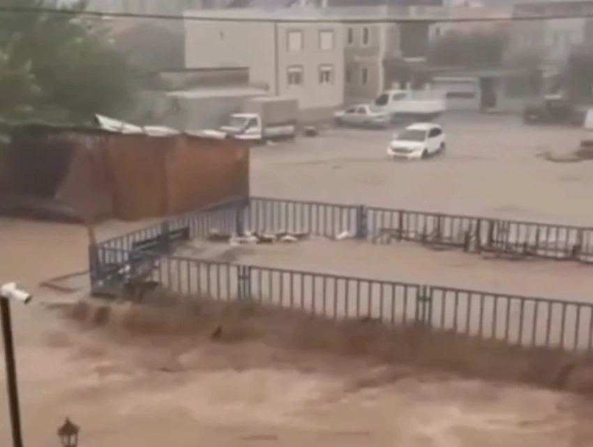 В турецком Измире наводнение, жителей эвакуируют