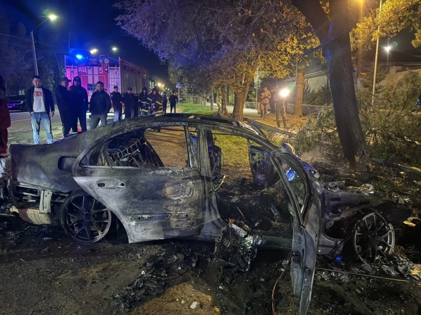 В Бишкеке Mercedes врезался в дерево и полностью сгорел, пострадали трое