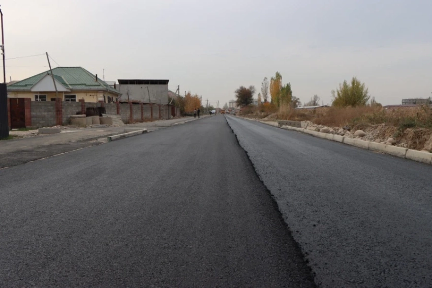 В Бишкеке асфальтируют улицу Кадыр-Ата в Полицейском городке