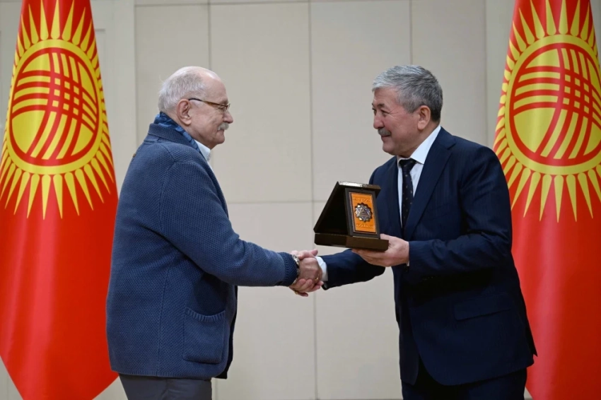 Глава кабмина вручил российскому режиссеру Никите Михалкову орден "Достук"