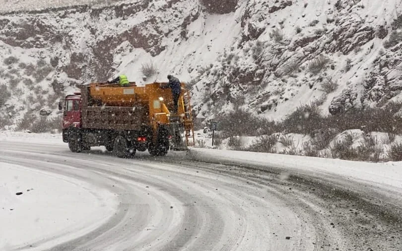 На перевалах Кыргызстана снег: для грузовиков введены временные ограничения