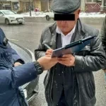 ГКНБ Кыргызстана задержал инспекторов Минстроя и МЧС при получении взятки