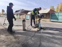 В Бишкеке на нескольких улицах проверили качество асфальта