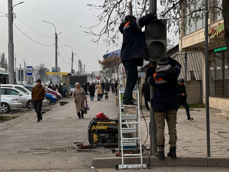 На оживленном перекрестке в Бишкеке заработали новые светофоры