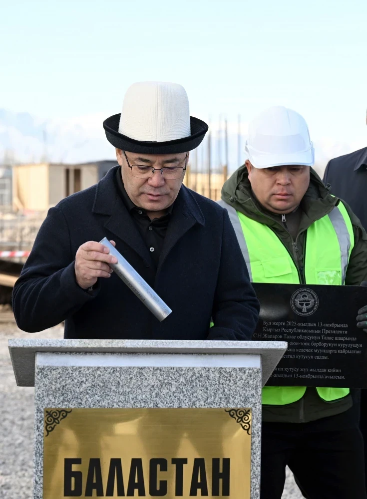 Садыр Жапаров дал старт строительству детского развлекательного центра в Таласе