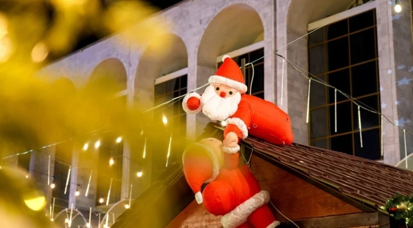 В Бишкеке начали новогоднее оформление площади Ала-Тоо