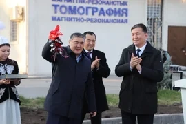 Камчыбек Ташиев передал НЦОМИД 10 служебных автомобилей