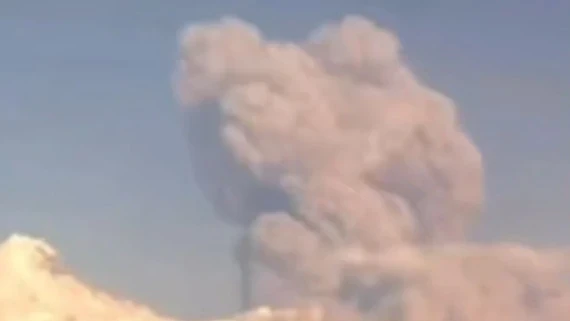 На Камчатке начал извергаться вулкан Безымянный, столб пепла поднялся на 10 км