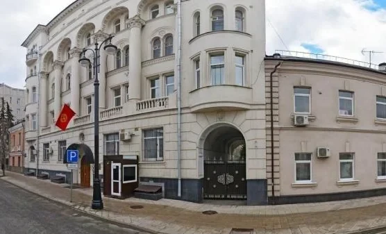 В посольстве КР в РФ ответили на жалобы о трудностях записи на прием в миграционную службу в России