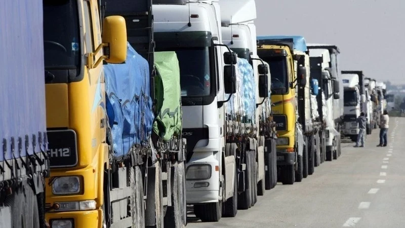 Путин объяснил, почему на границе РФ с Казахстаном скопились тысячи фур