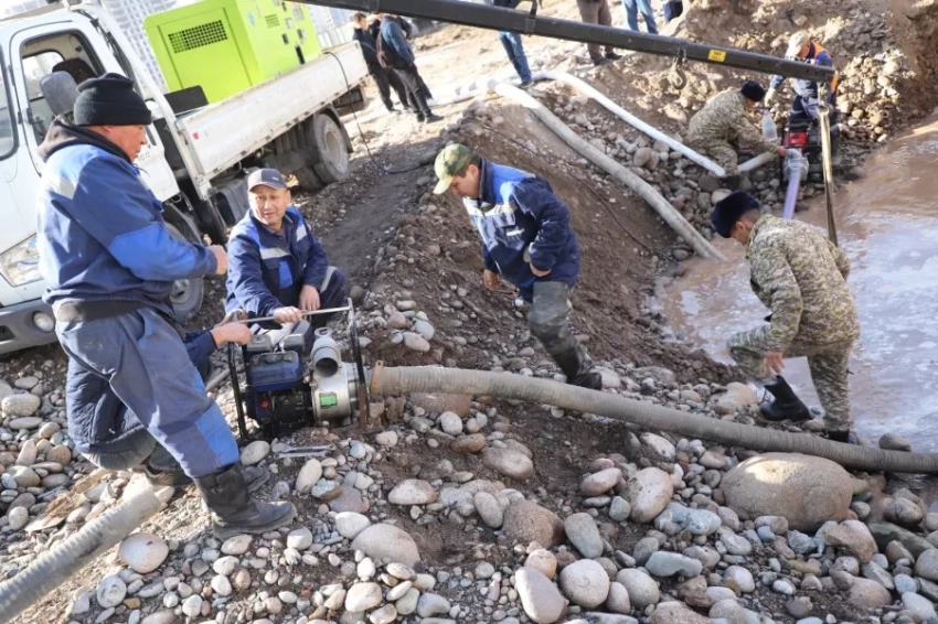 В Бишкеке продолжаются работы по устранению аварии на водоводе 5-го микрорайона
