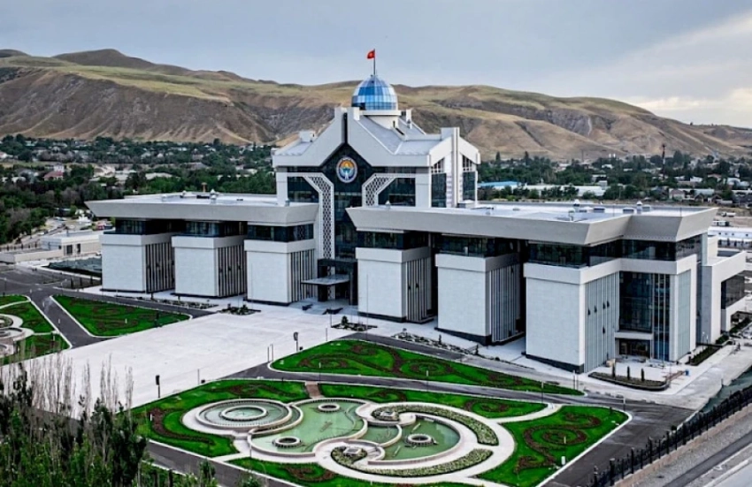 Кого или что будут показывать на гигантском экране рядом с резиденцией «Ынтымак Ордо»?