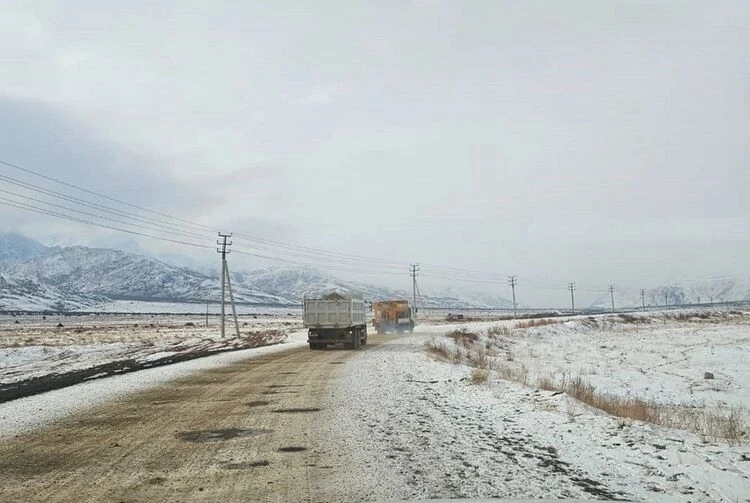 На перевалах Тоо-Ашуу и Отмок снегопад, на Долоне и Ала-Беле ограничили движение