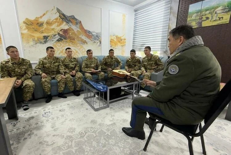 Комуз вместо гитары: Камчыбек Ташиев дал совет пограничникам