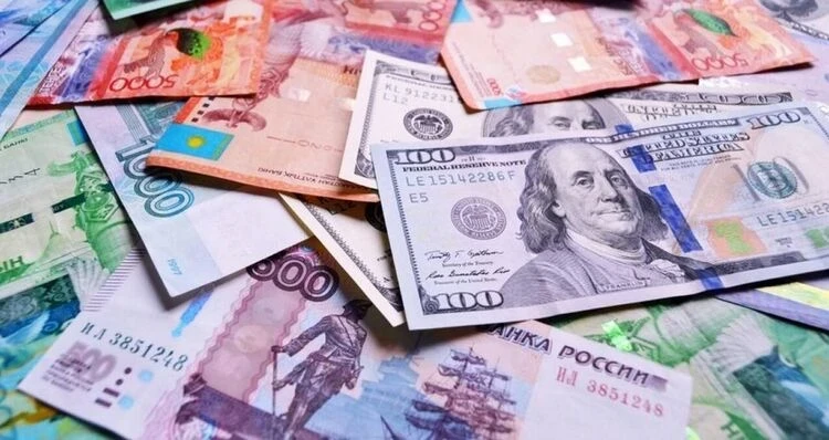 Рубль продолжает дешеветь, евро и тенге подорожали. Курс валют на 19 декабря