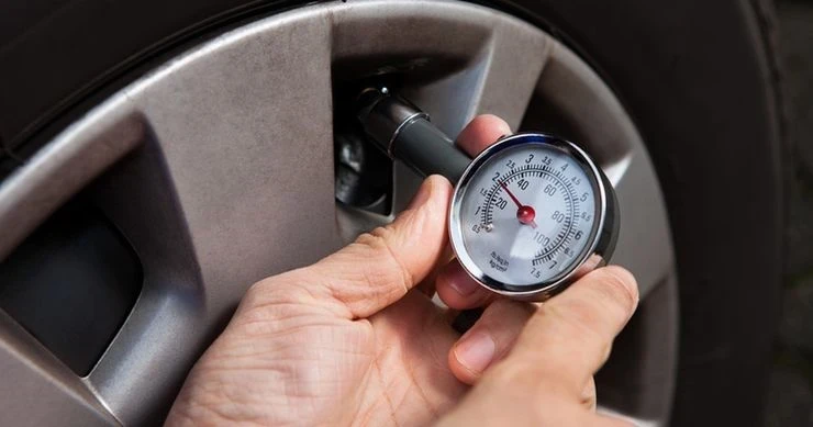 Автовладельцы неправильно качают шины: надпись вводит всех в заблуждение