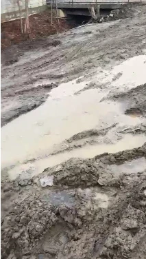 "Ни проехать, ни пройти". Жители Оша пожаловались на состояние одной из улиц