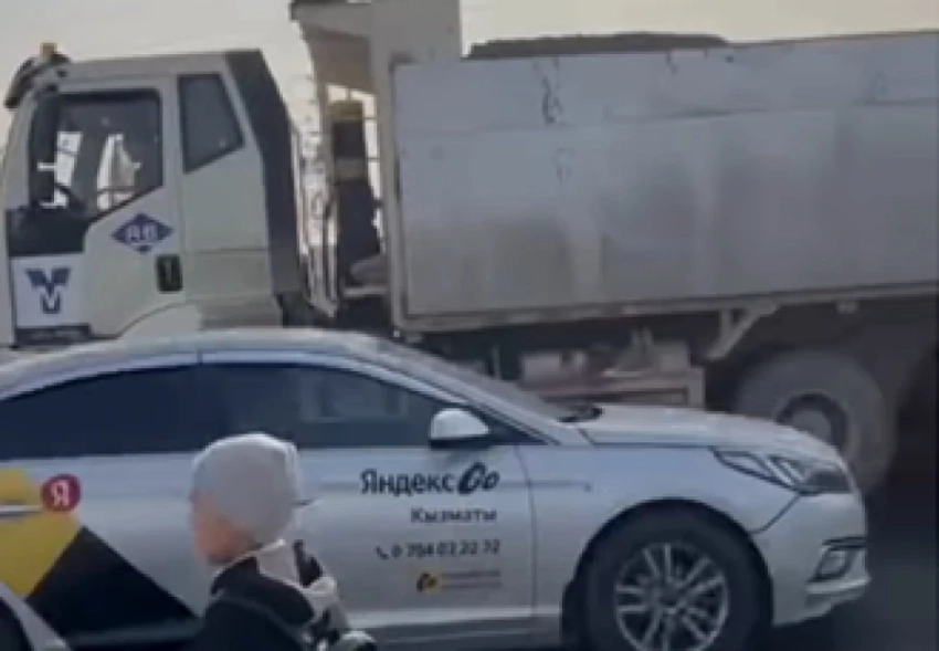 Дети на Объездной дороге близ Бишкека рискуют жизнью, чтобы добраться до школы