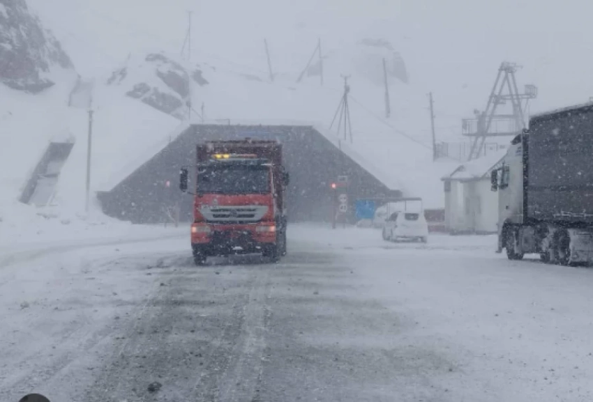 На Тоо-Ашуу ввели временное ограничение для большегрузов