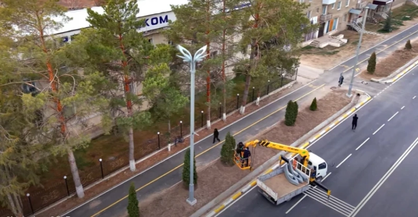 В центре Таласа устанавливают современные осветительные конструкции