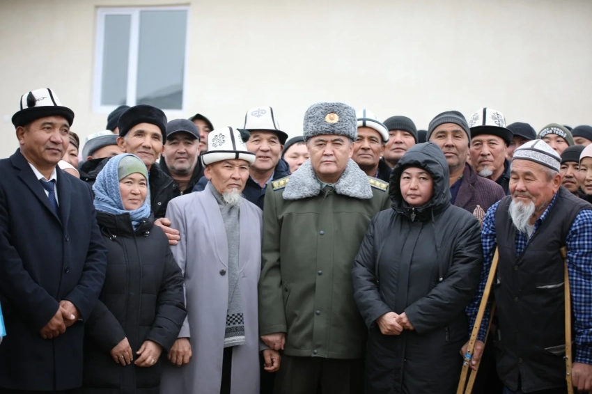 Ташиев встретился с жителями села Максат и осмотрел новые жилые дома