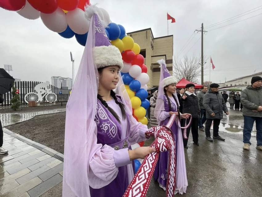 В Оше открыли новый сквер у стадиона имени С. Суюмбаева