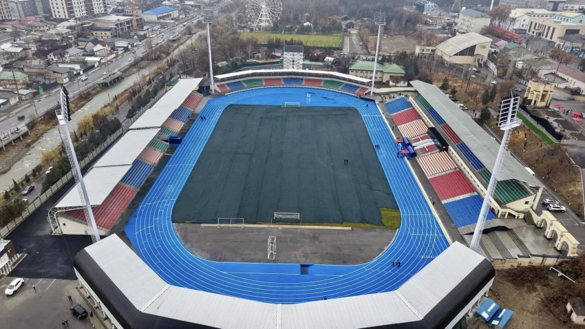 В Оше открыли обновленный стадион имени Суюмбаева с полем стандарта ФИФА