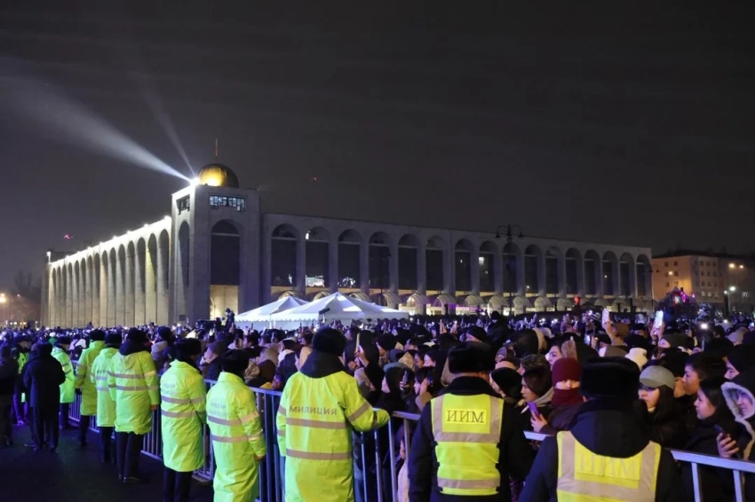 Церемонию зажжения главной елки страны в Бишкеке посетили более 10 тысяч человек