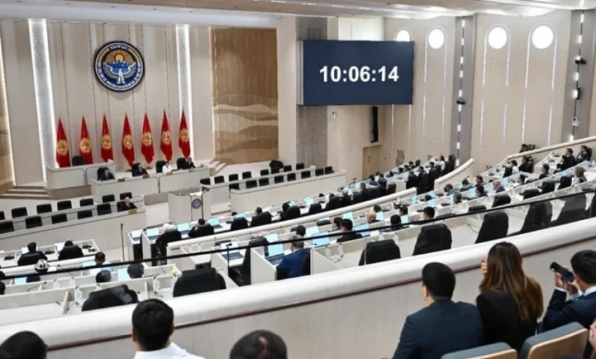 «Исторический самороспуск»: а депутаты в ЖК остались прежние, даже спикер