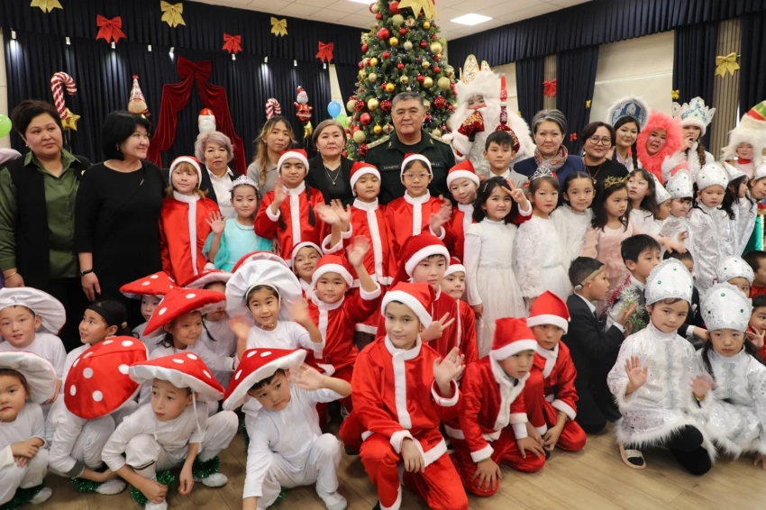 ГКНБ подарил спецшколе для слабослышащих 1 млн сомов и подарки