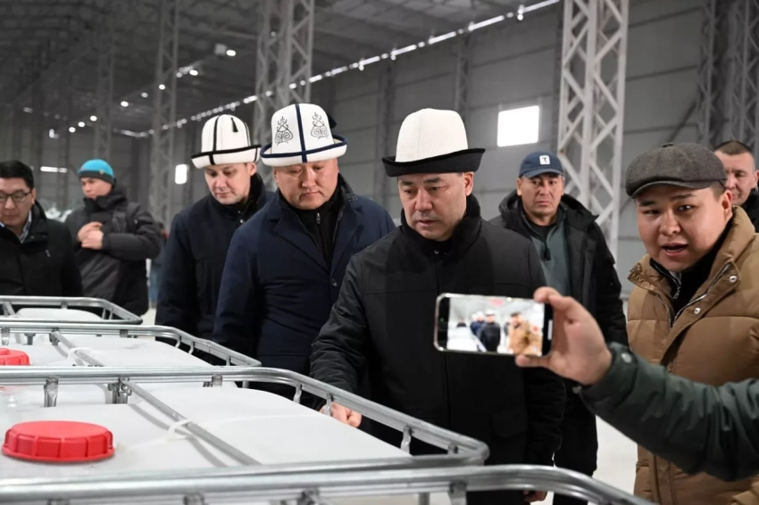 Садыр Жапаров ознакомился с условиями работы завода по производству кормов для рыб в Чуйской области