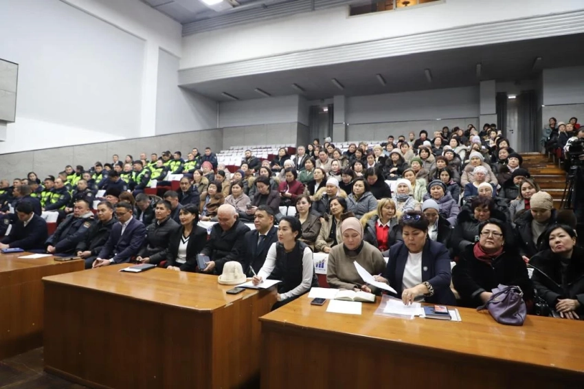 За антиобщественное поведение учеников в Таласе уволили директора школы