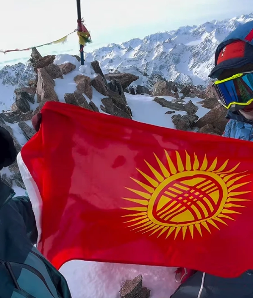 На Пике Учителя заменили порванный флаг Кыргызстана