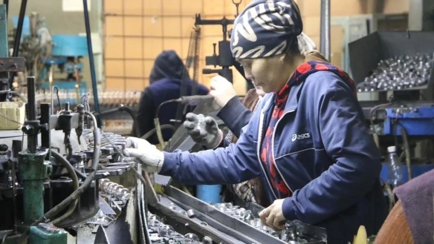 Более 500 рабочих Майлуу-Суйского лампового завода отправляют в отпуск