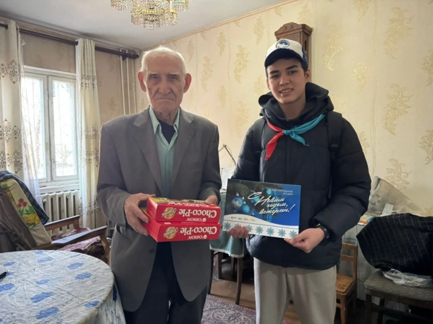 Волонтеры Победы школы №26 поздравили ветеранов космической отрасли