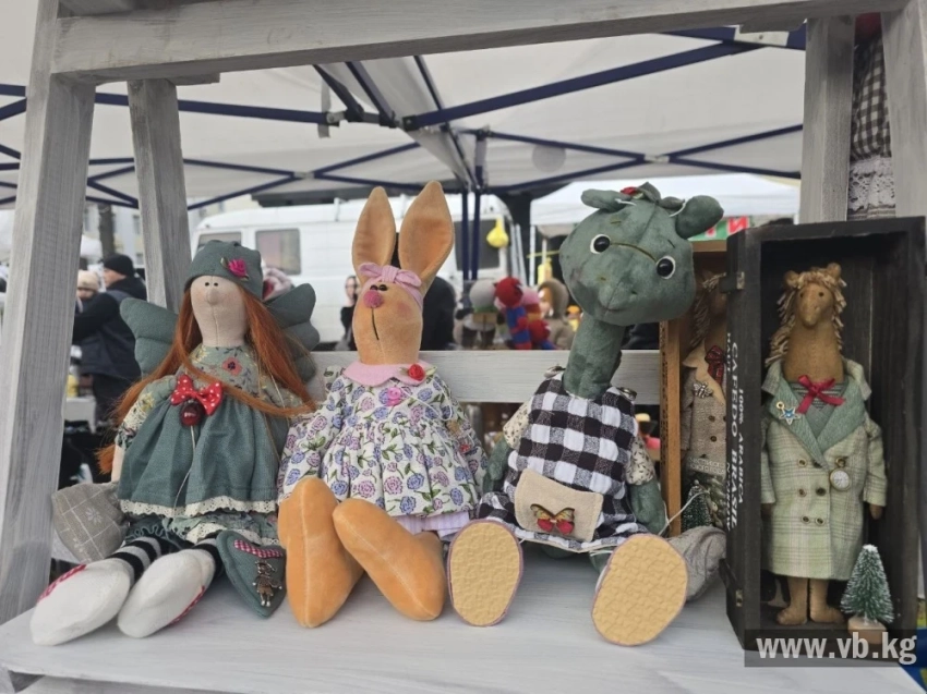 На ярмарке в Бишкеке продают символы наступающего года на любой вкус и цвет