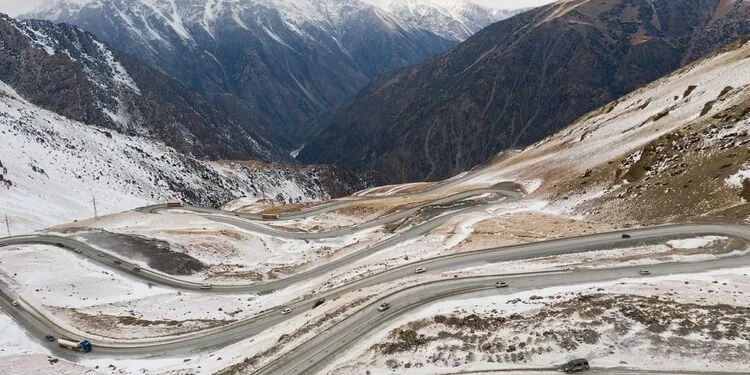 На постах «Сосновка» и «Кара-Кол» не пропускают машины без зимних шин