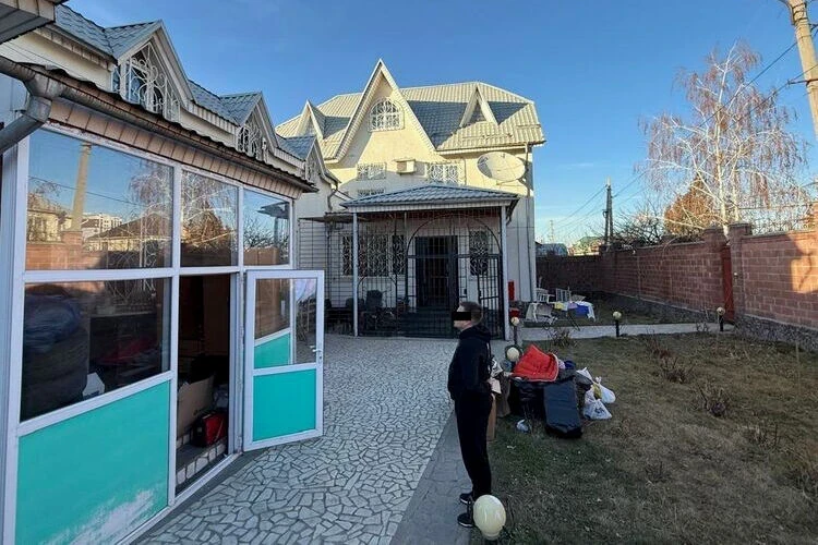 Пациентов били шокерами и держали в кандалах в частной клинике в Бишкеке