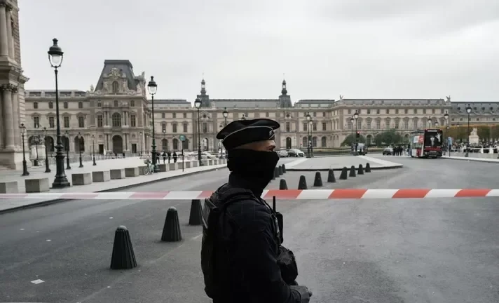 Появились подробности ограбления Лувра