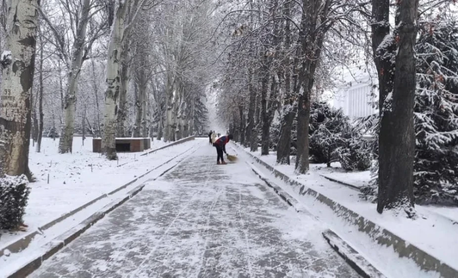 В Бишкеке с начала года почти 300 человек получили травмы из-за гололеда