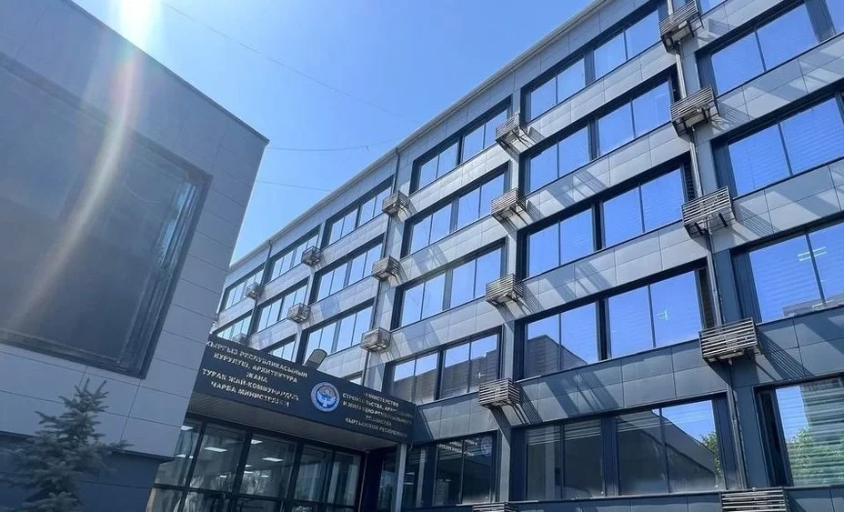 Минстрой проверил прочность железобетонных конструкций медцентра в Кара-Суйском районе