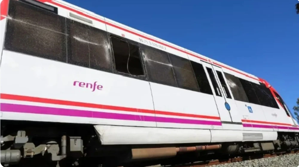 Четвёртая за неделю авария на железной дороге в Испании: поезд столкнулся с краном