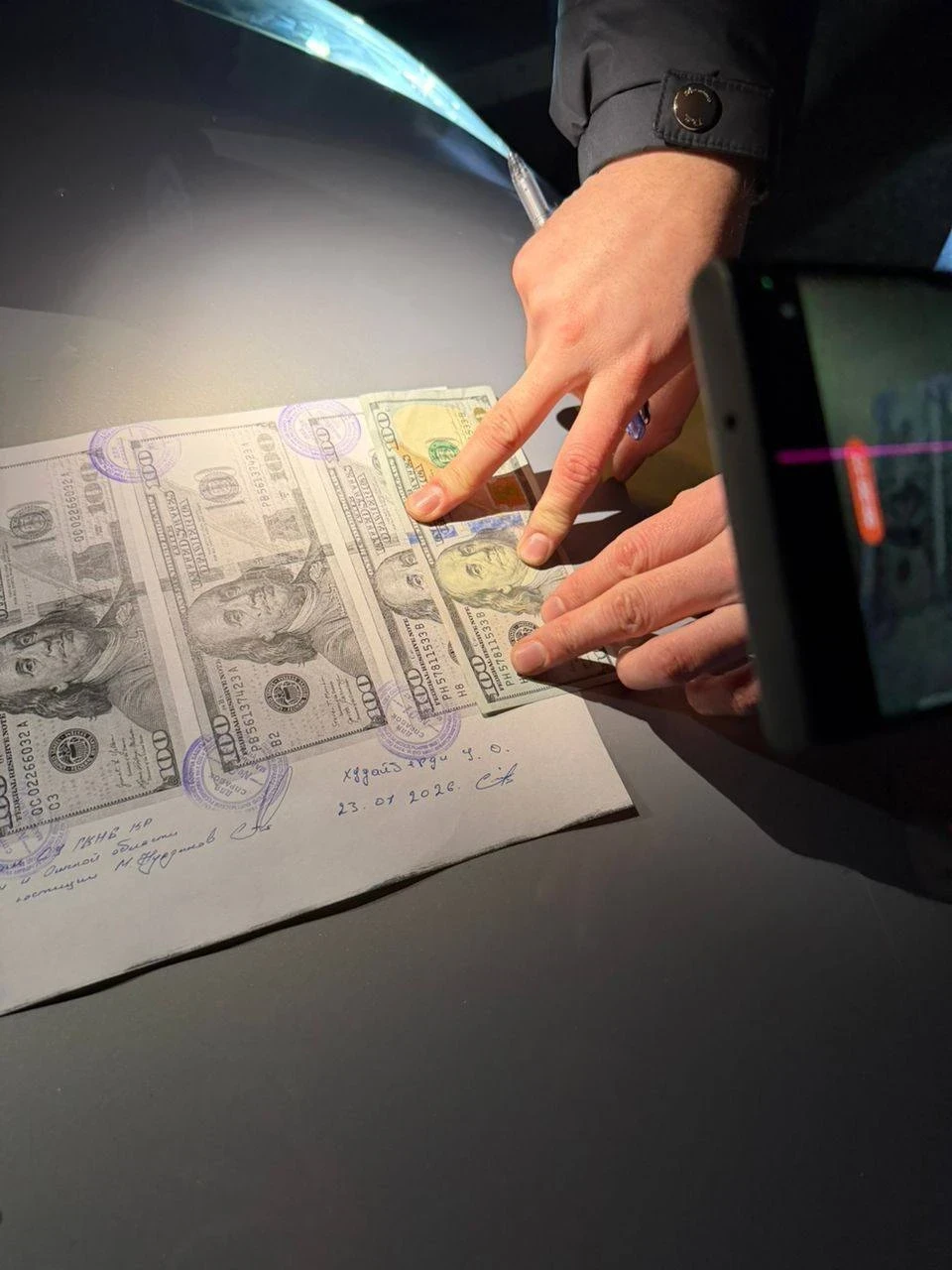 В Ошской области задержаны два следователя, подозреваемые в вымогательстве