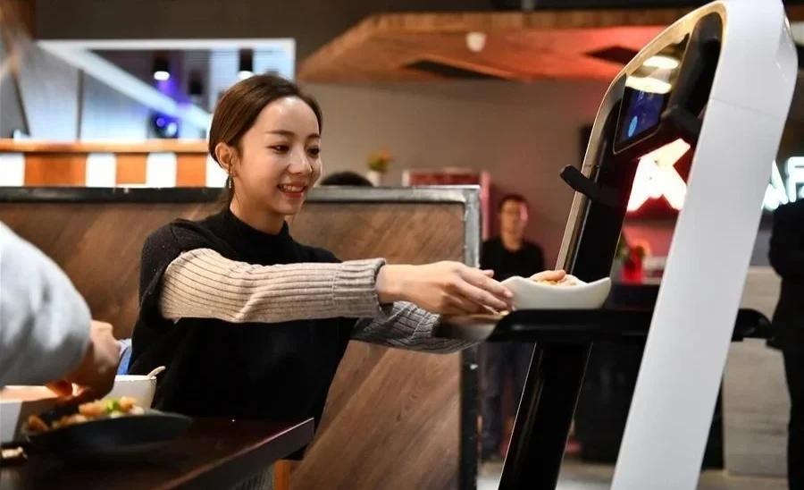 Первый ресторан под управлением ИИ начал работу в Китае