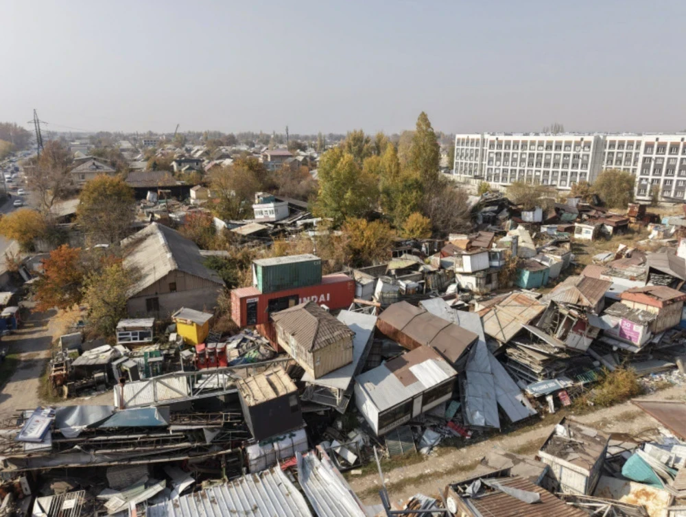 Владельцев демонтированных мэрией заборов, ларьков и контейнеров просят забрать имущество