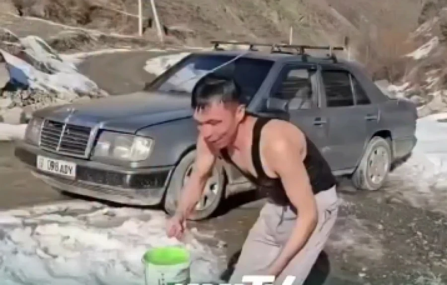 В Алайском районе мужчина ради рекламы помыл ковер в горной речке, его нашли и оштрафовали